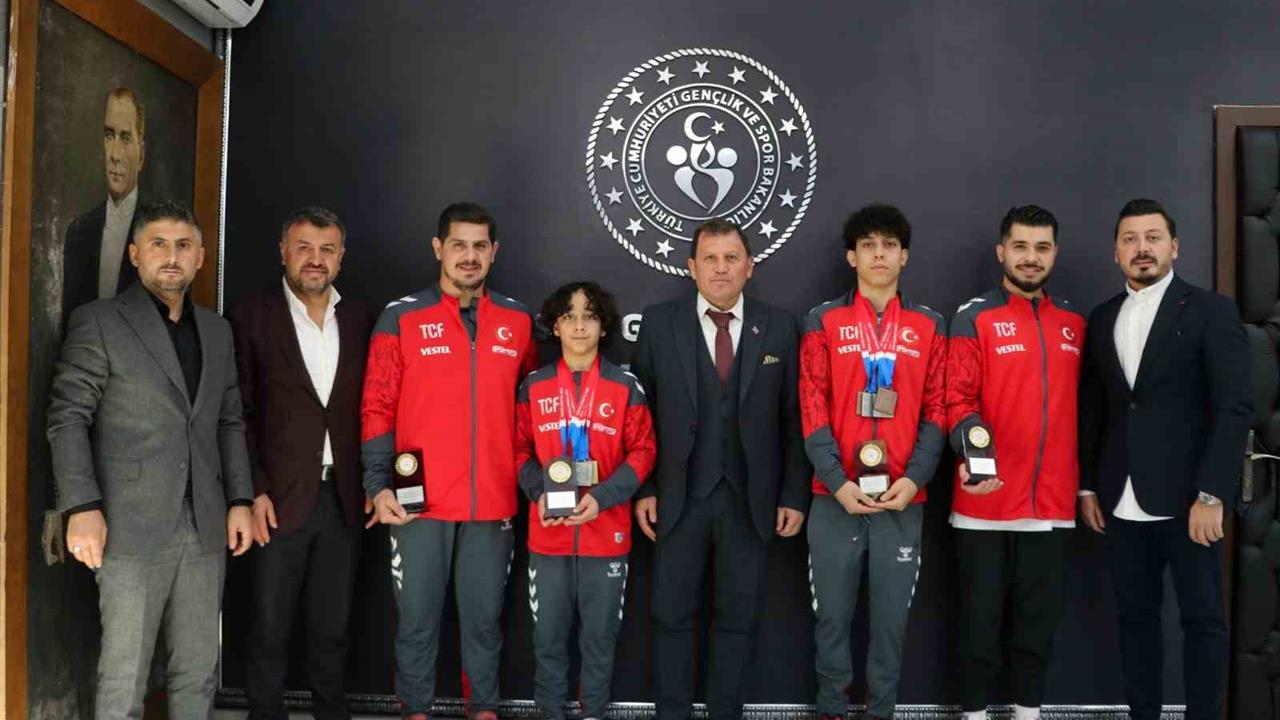 Kayseri'de Şampiyon Cimnastikçiler, Gençlik ve Spor İl Müdürü’ne Ziyaret Gerçekleştirdi