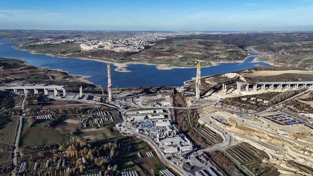 İstanbul Arnavutköy'de Sazlıdere Köprüsü'nün Kuleleri Tamamlanıyor