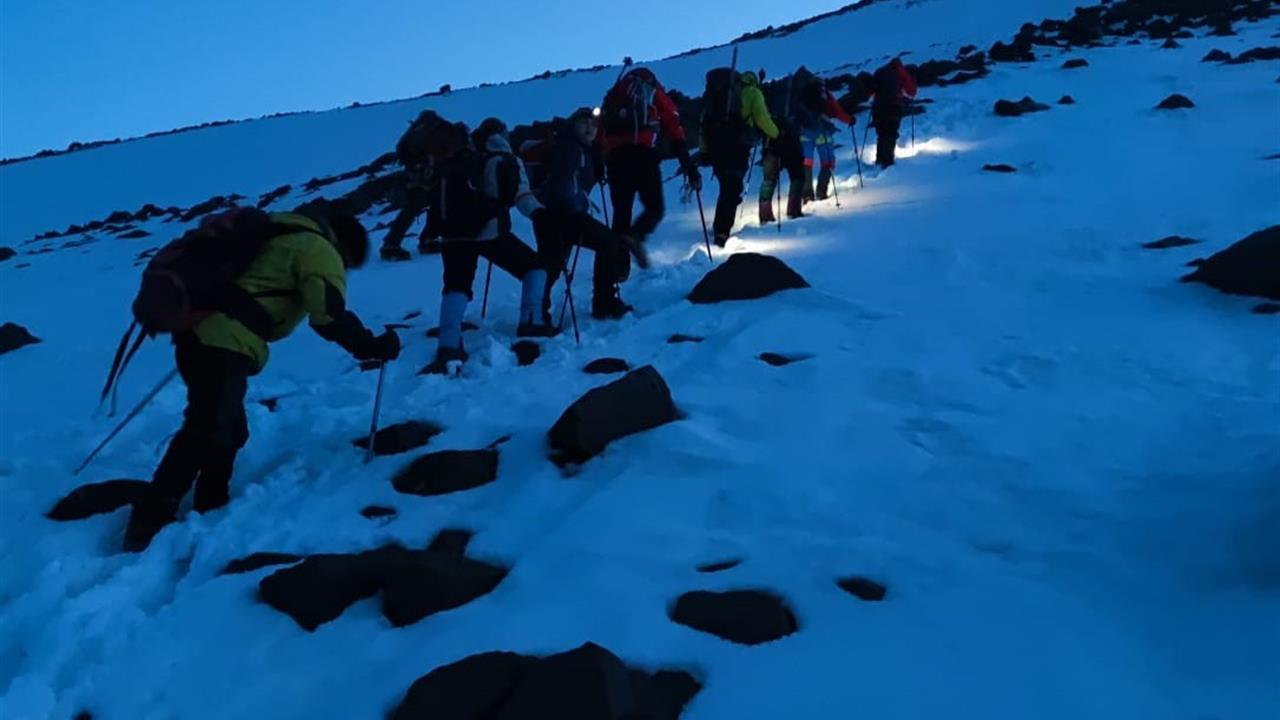 Ağrı'da Dağcılar, Kar Altında Zirveye Ulaşmak İçin Tırmanışa Geçti