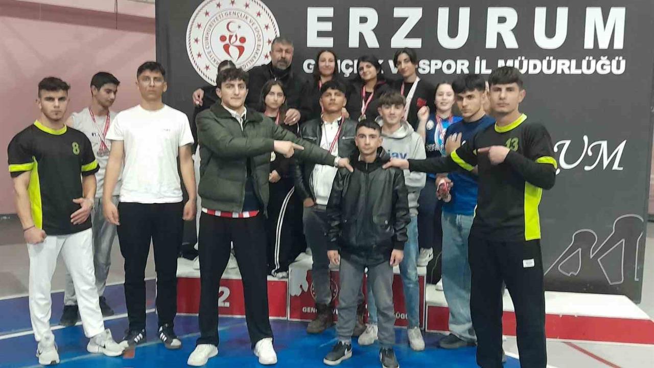 Erzurum Oltu'da Liselilerin Bilek Güreşi Yarışmasında Gösterdiği Başarılar