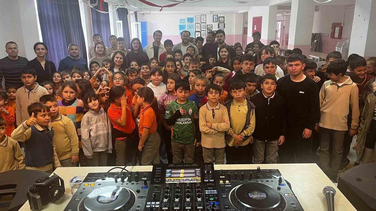 Eskişehir'de Şehit Piyade Üsteğmen Gökhan Yavuz İlköğretim Okulu'nda Öğrencilere DJ Deneyimi Sunuldu
