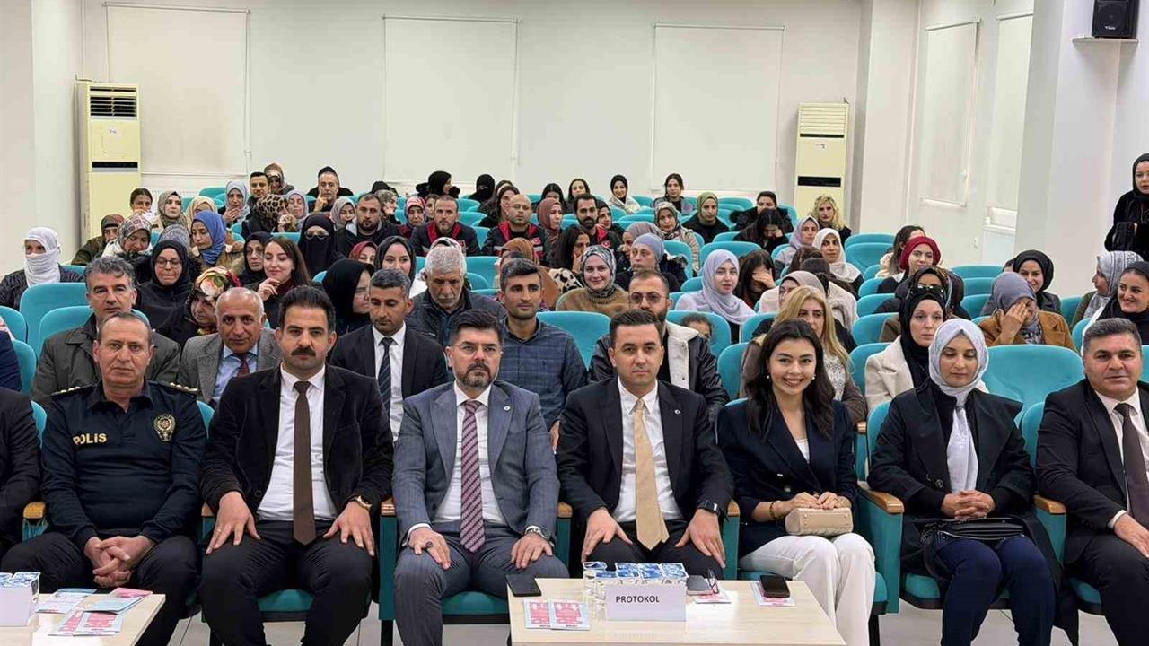 Mardin Midyat'ta Koruyucu Aile Hizmeti Bilgilendirme Toplantısı Yapıldı
