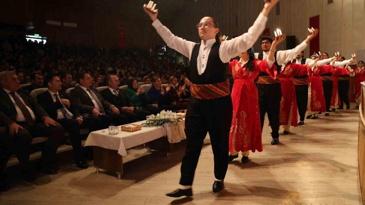 Elazığ'da düzenlenen etkinlikte öğrencinin annesinin kanseri ikinci kez yenmesi büyük alkış aldı.