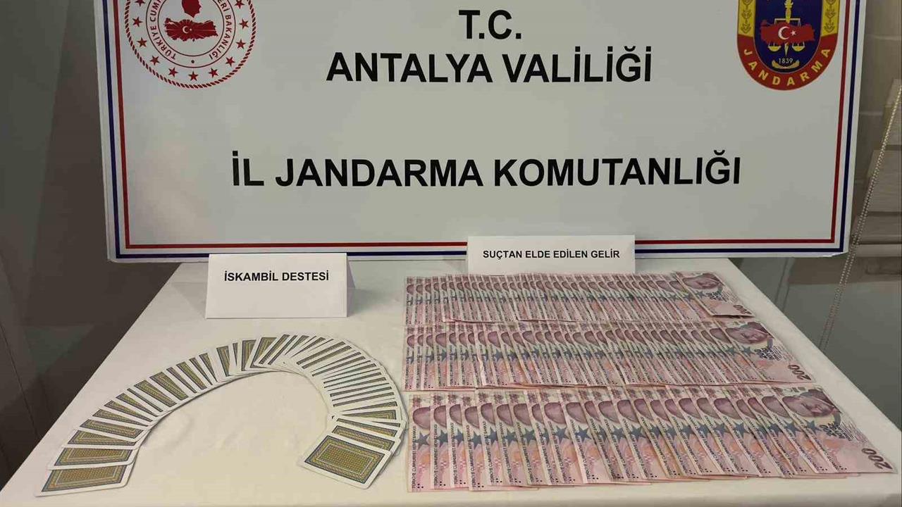 Antalya Kaş'taki Bir Kahvehanede Kumar Oynayan 6 Kişiye Cezai İşlem Uygulandı