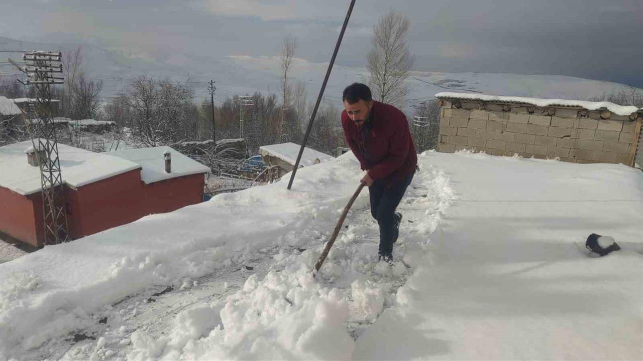 Van İpekyolu'nda Kar Yağışı Sonrası 17 Yerleşim Yerinin Yolu Kapandı