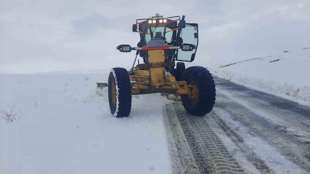 Ağrı Eleşkirt'te Kar Yağışı Nedeniyle Kapanan Köy Yolları Ulaşıma Açıldı