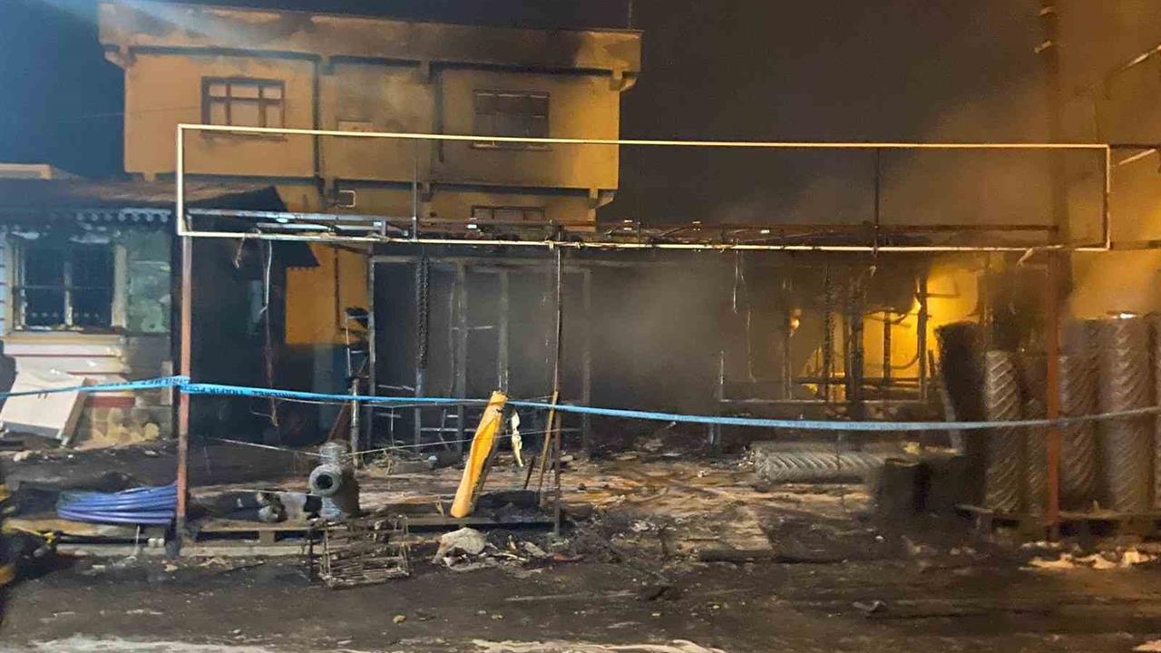 Diyarbakır Dicle'de Hırdavat Dükkanında Yangın Çıktı, Dükkan Kullanılamaz Hale Geldi