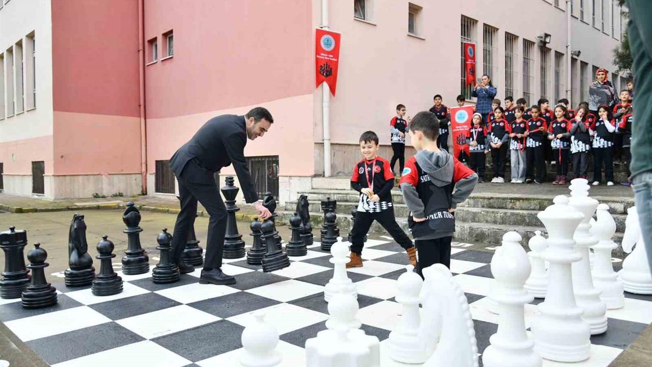 Başiskele'de Misak-ı Milli İlkokulu Bahçesine Satranç Sahası Kuruldu