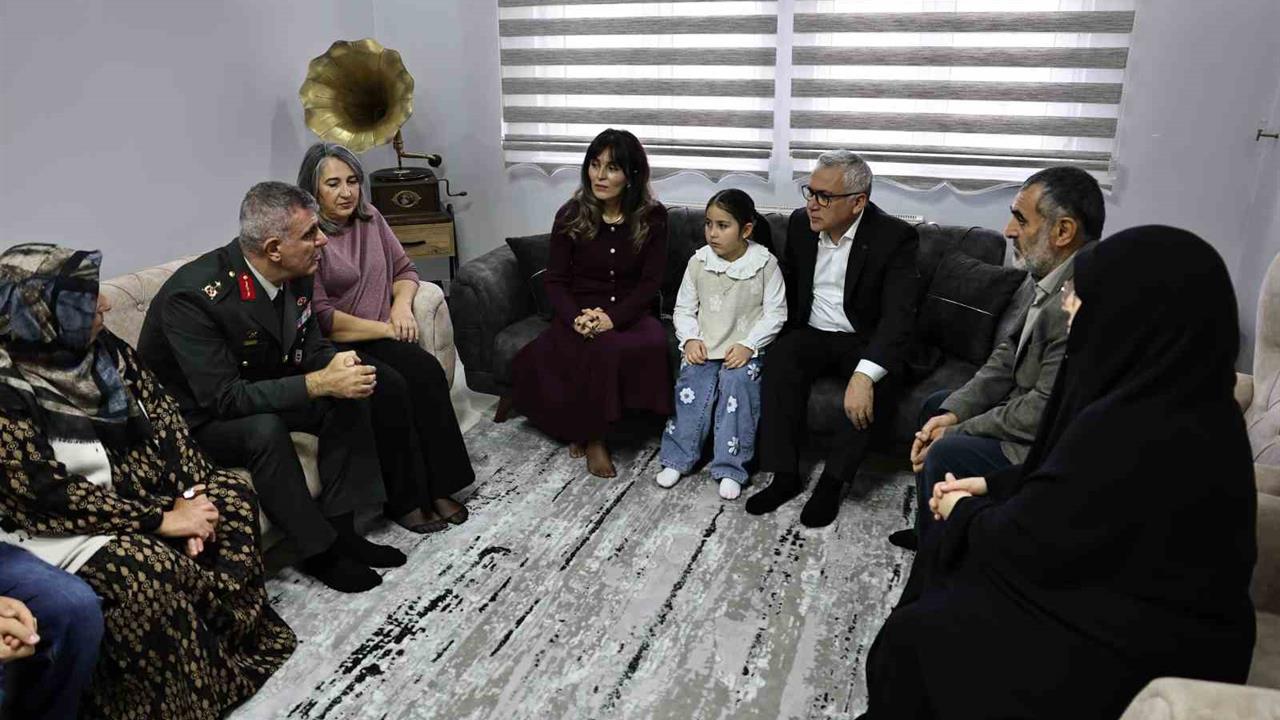 Sivas'ta Vali Yılmaz Şimşek, Babası Asker Olan Minik Gökçe'yi Evinde Ziyaret Etti