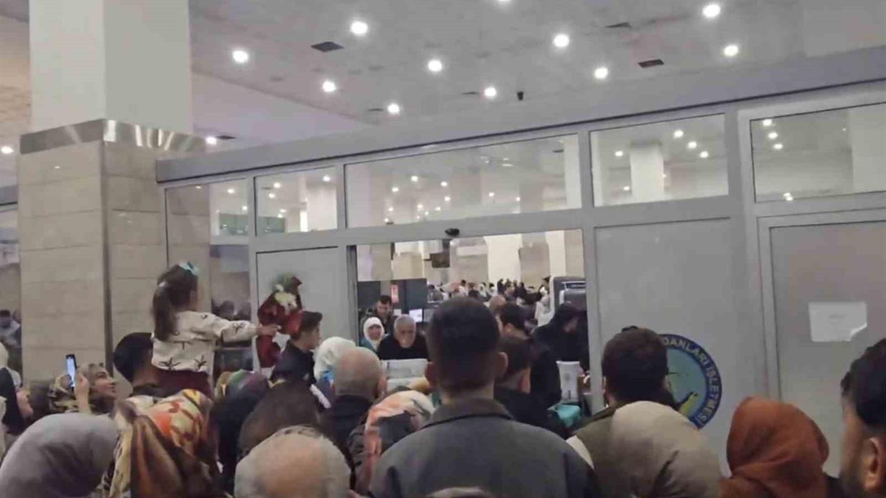 Diyarbakır'dan Umre İçin Giden 80 Kişilik Kafile Yurda Döndü