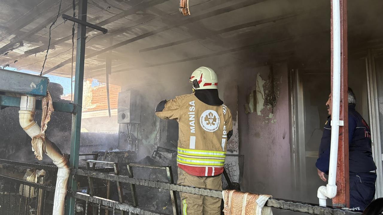 Manisa Kula'da Müstakil Bir Evde Çıkan Yangın İtfaiye Ekipleri Tarafından Kontrol Altına Alındı