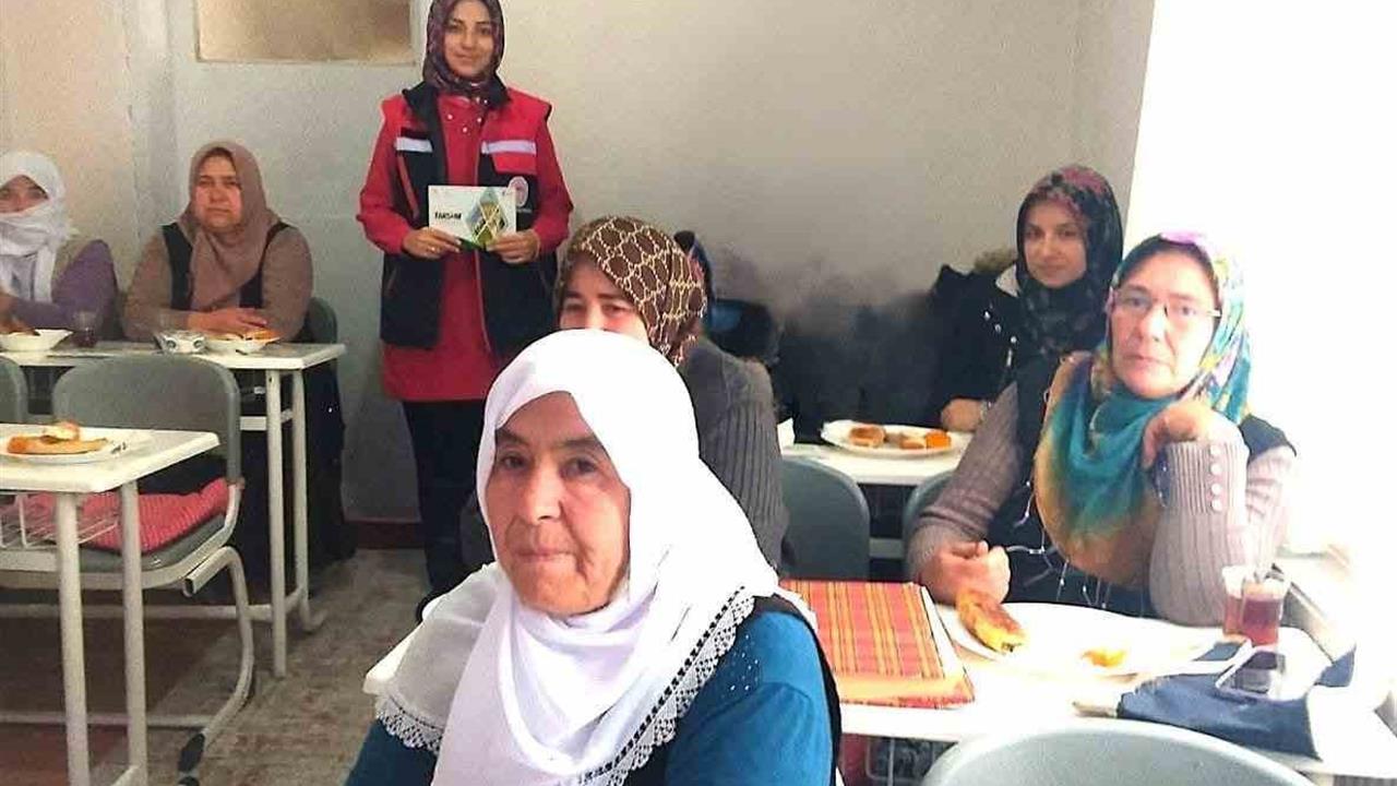 Afyonkarahisar Nuribey'de 30 Kadına Çiftçi Eğitimi Düzenlendi