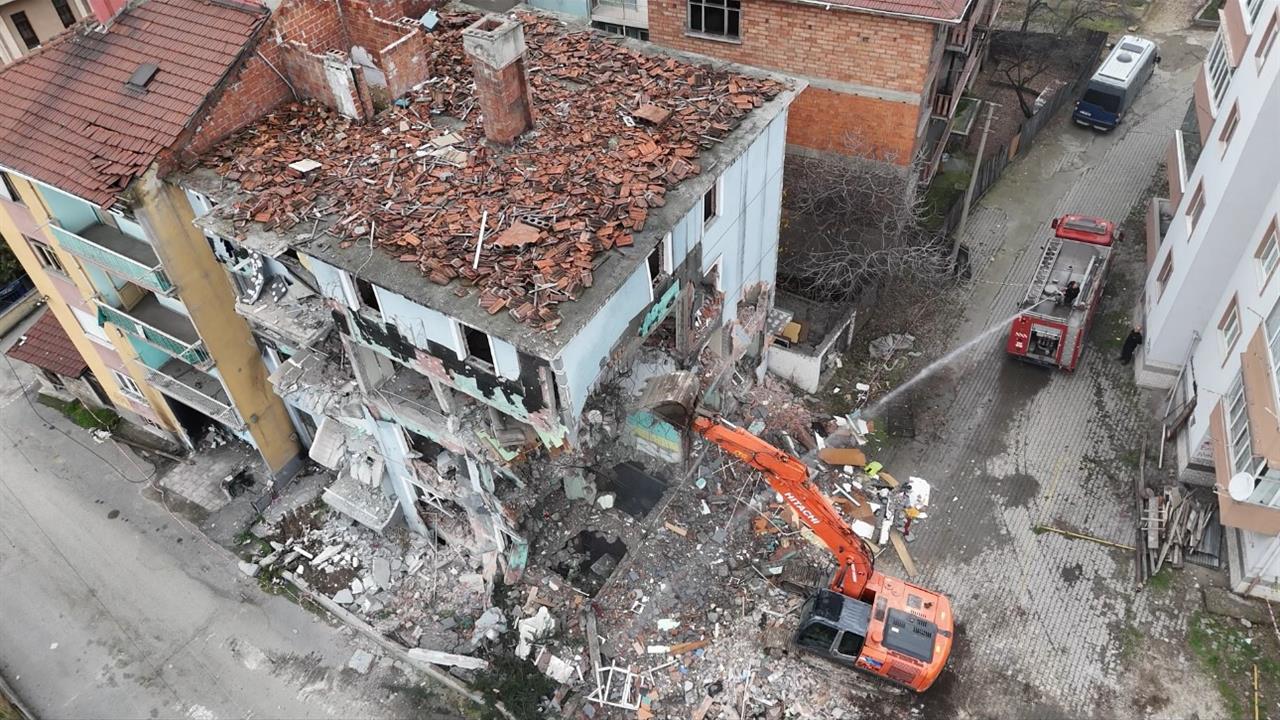 Karabük'te Doğal Gaz Patlaması Sonrası Hasar Gören Bina Yıkılıyor
