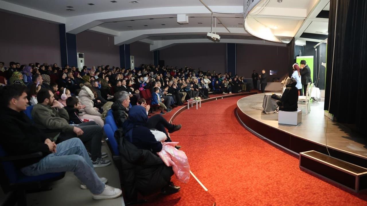 Erenler'de "Fadıl & Faik Yanlış Anlama" Tiyatro Oyunu Sahnelendi