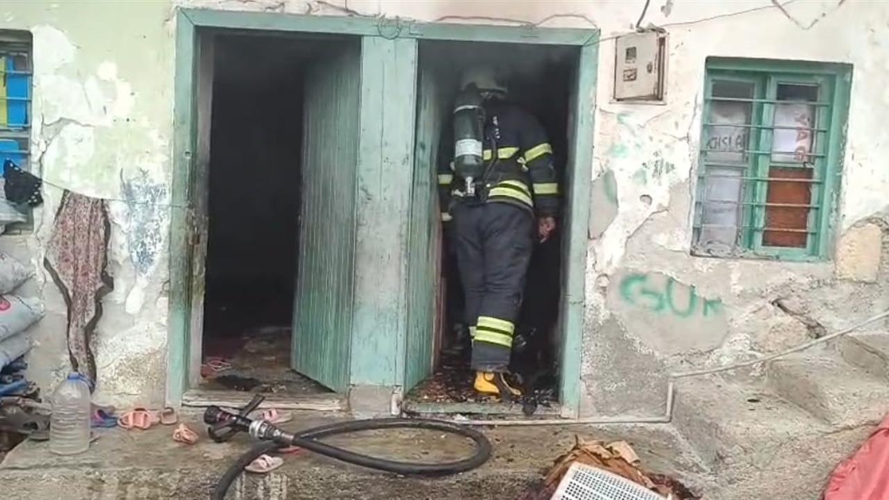 Adana Kozan'da Çıkan Ev Yangını Hızla Söndürüldü