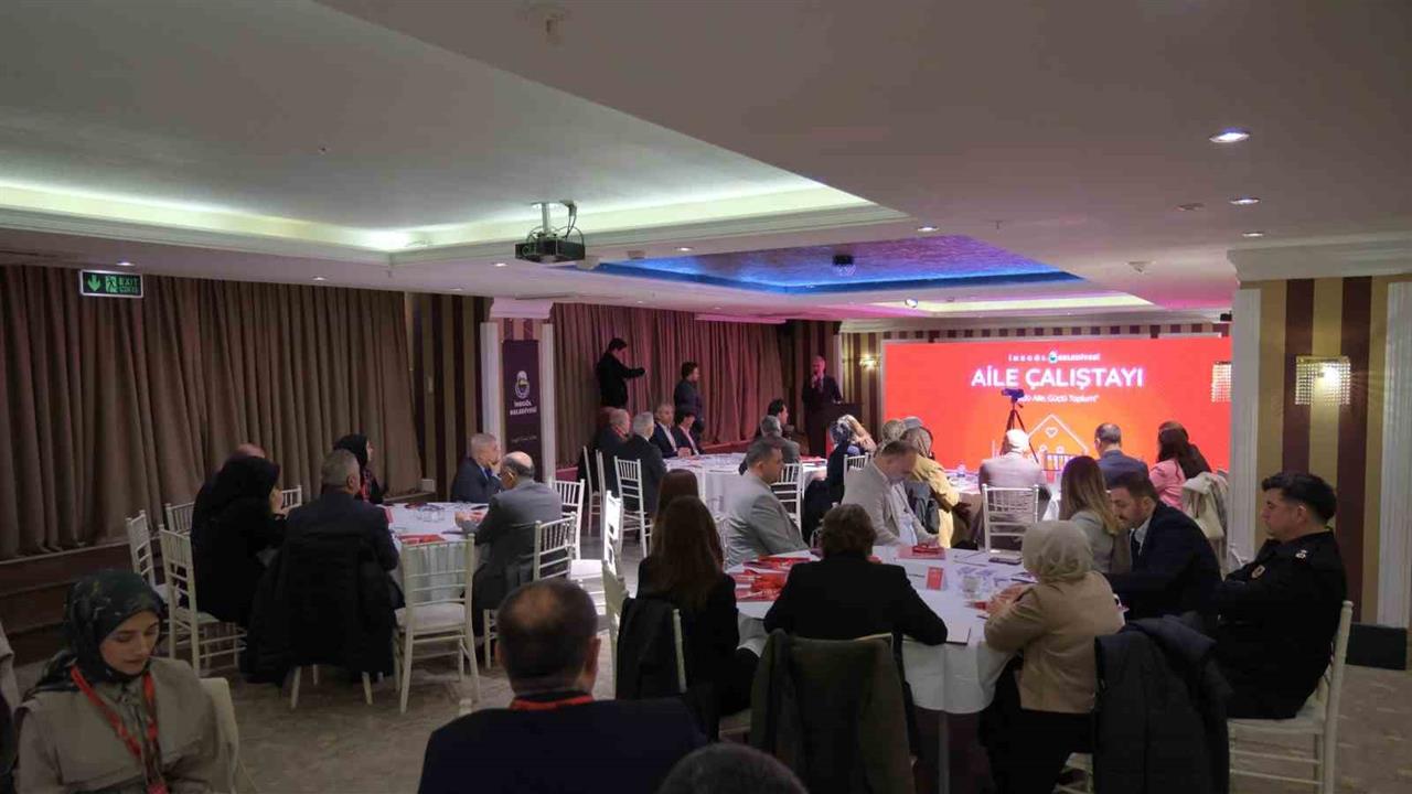 İnegöl'de "Güçlü Aile Güçlü Toplum" çalıştayı, aile yapısındaki sorunlara çözüm aramak amacıyla gerçekleştirildi.