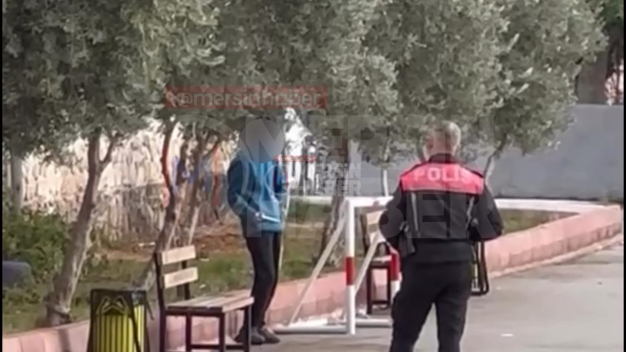 Tevfik Sırrı Gür Lisesinde Polisler, Öğrenciyi İkna Etti: Elindeki Kuru Sıkıyı Atan Öğrenci Polisin Yanında