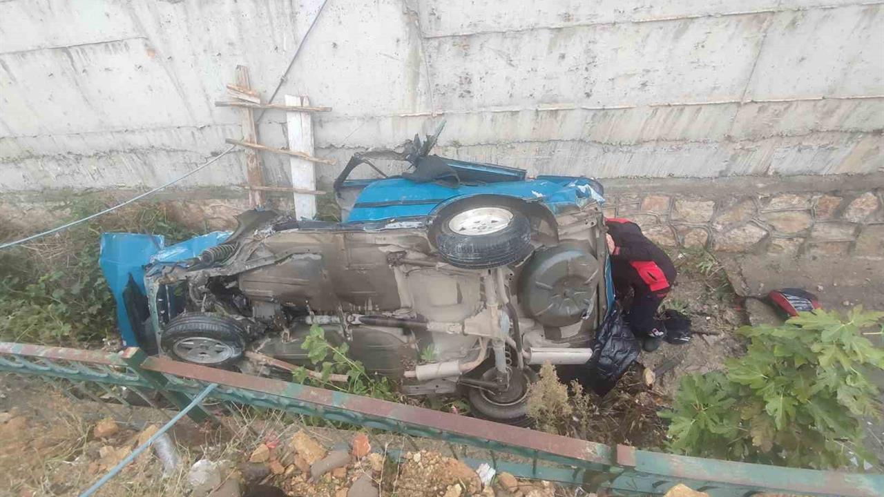 Kahramanmaraş Onikişubat'ta Drenaj Kanalına Düşen Otomobilde 3 Yaralı