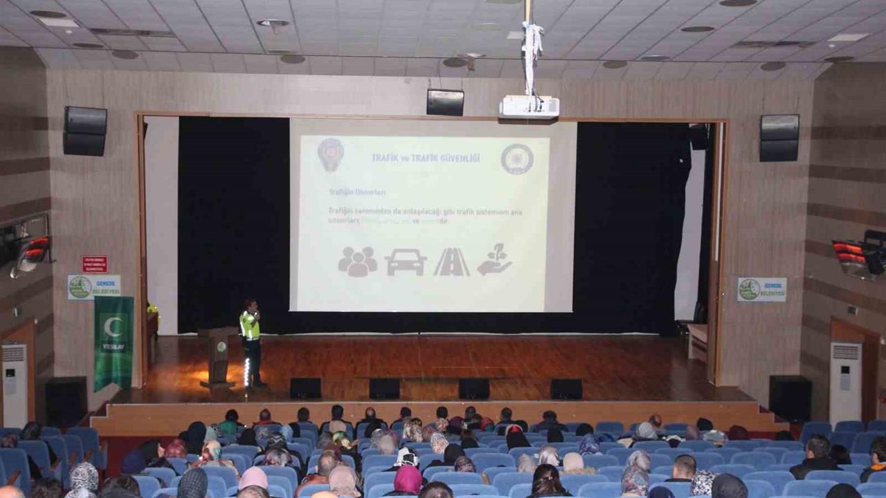 Gerede'de Polis Ekipleri, Vatandaşları ve Öğrencileri Dolandırıcılık ve Uyuşturucu Konusunda Uyardı