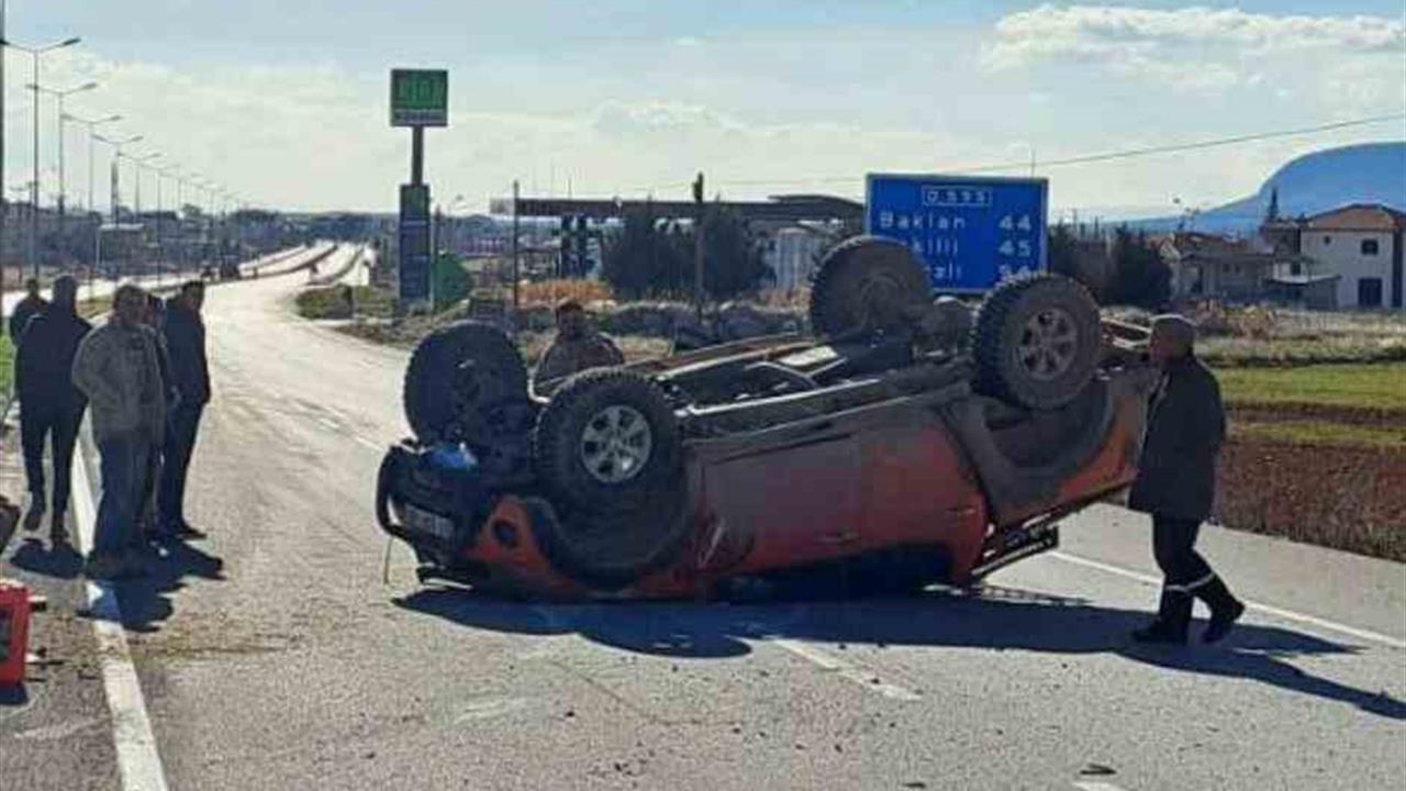 Denizli Çivril'de Aksı Kırılan Pikap Takla Attı, Yaralı Yok
