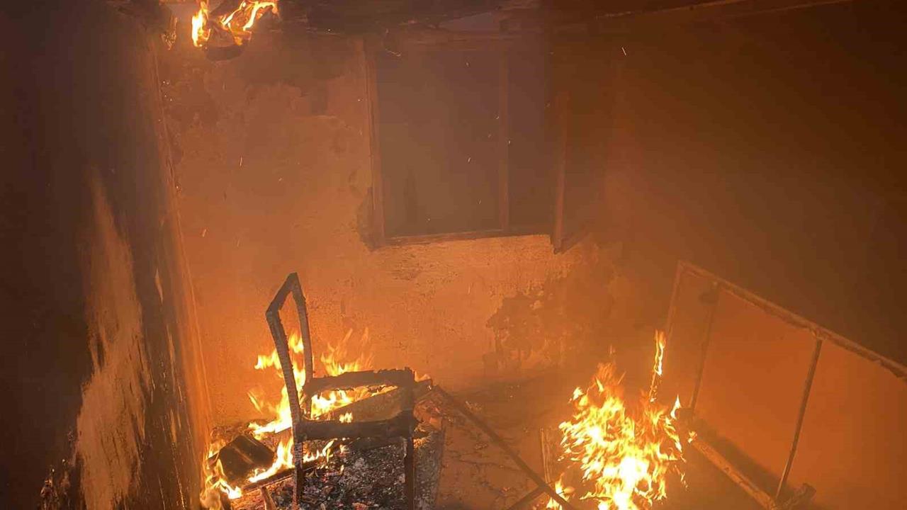 Bursa Mudanya'da Terk Edilen Eski Bir Evde Yangın Meydana Geldi