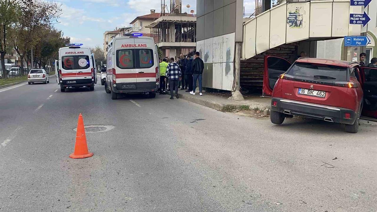 Bursa Mudanya'da İki Cipin Çarpışması Sonucu 5 Kişi Yaralandı