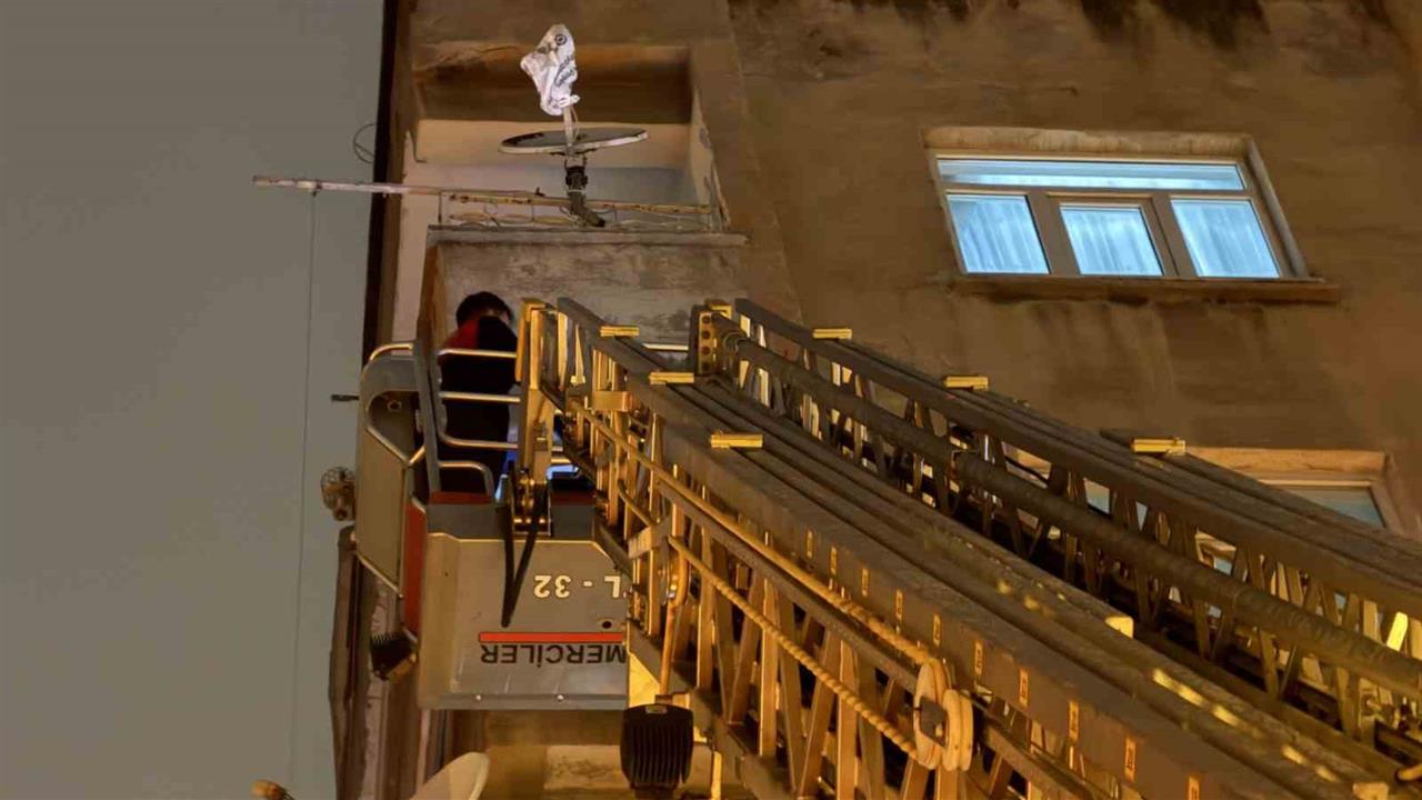 Diyarbakır Yenişehir'de İtfaiye Merdiveniyle Girdiği Evde Çocuğun Uyuduğu Ortaya Çıktı