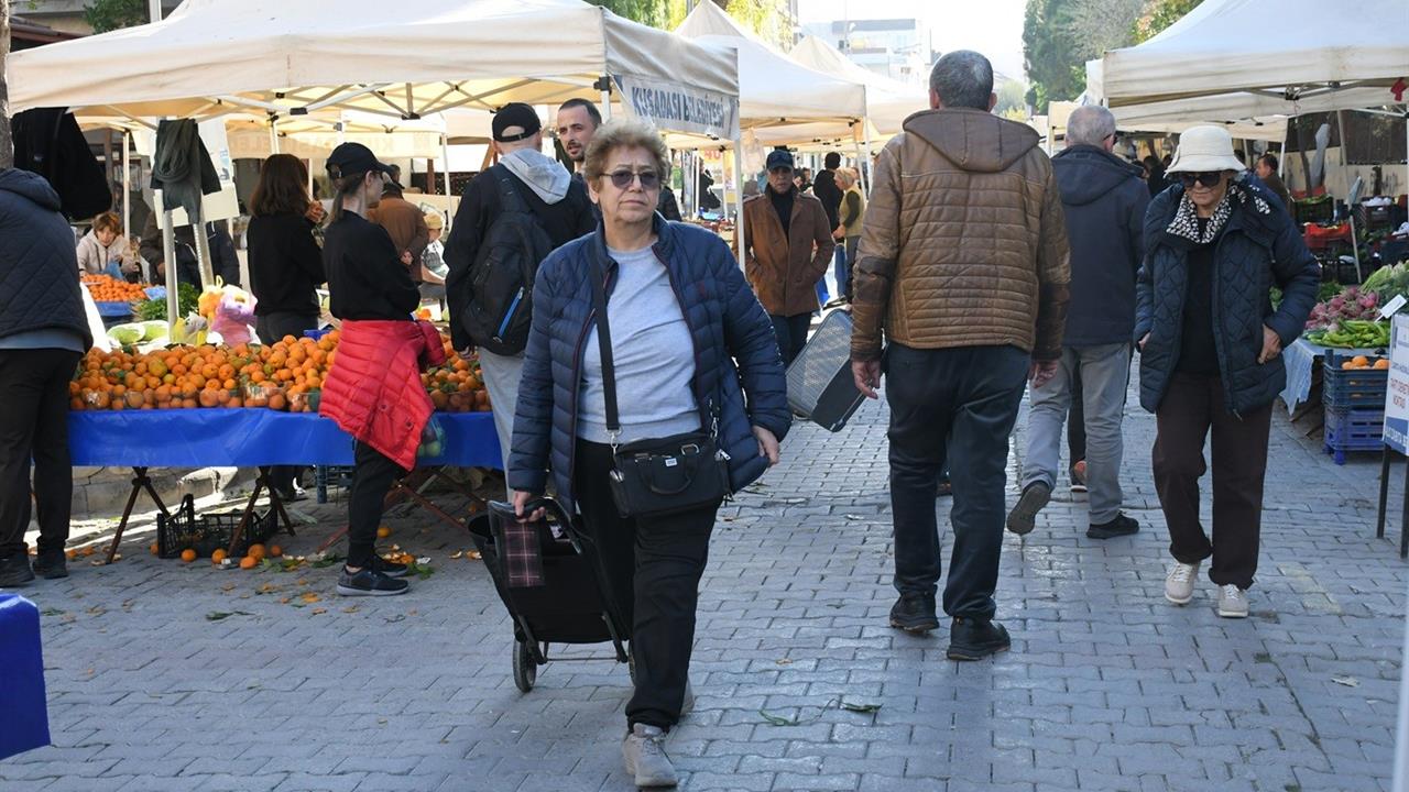 Kuşadası'nda Yerel Üretici Sergisi'nde Kış Sebze ve Meyveleri Satışa Sunuldu