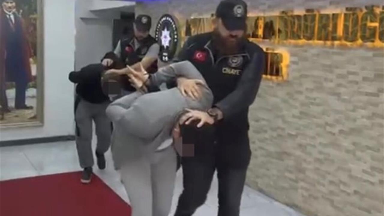 İzmir'de M.A., Ailesini Katledip İntihar Süsü Verdi