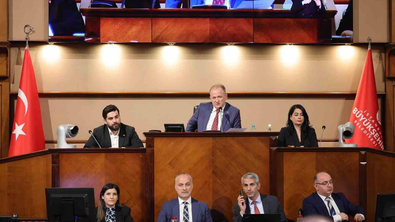 İstanbul'da İBB Meclisi'nde İSBİKE bisikletlerinin çöpe atılmasıyla ilgili tartışmalar yaşandı.