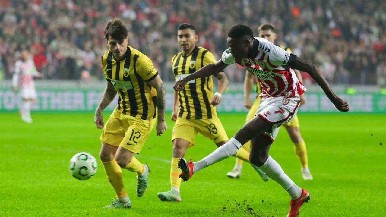 Samsunspor, AEK Atina'yı 1-0 Geride Bıraktı ve UEFA Konferans Ligi'nde İlk Yarıyı Önde Tamamladı