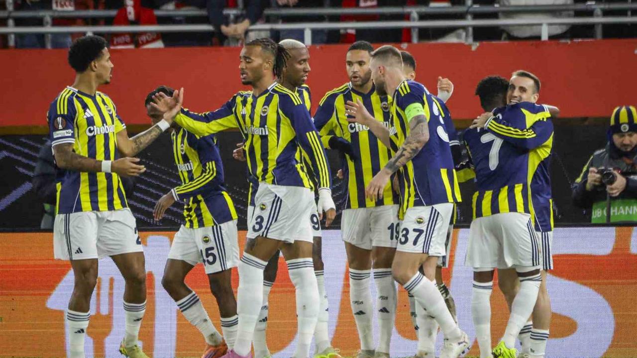İstanbul'da Fenerbahçe, Brann'ı 3-0'la Geçerek İlk Yarıyı Önde Tamamladı.