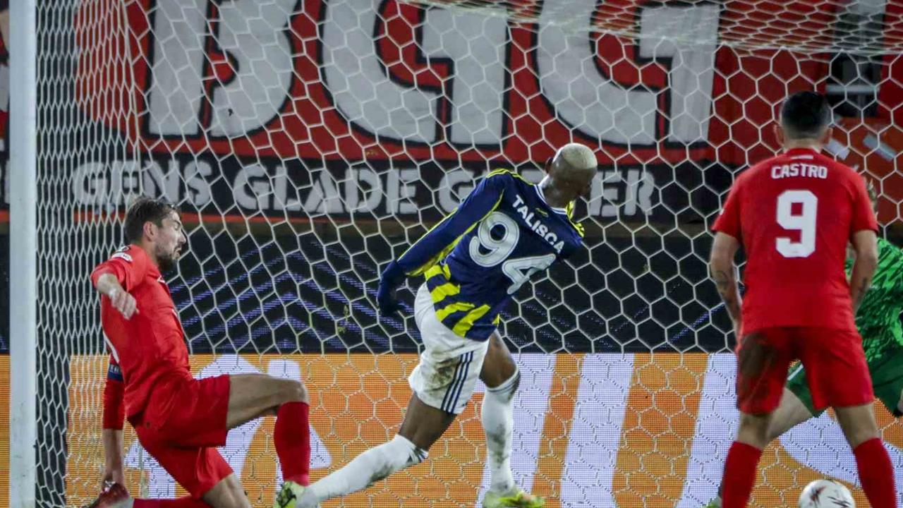 İstanbul'da UEFA Avrupa Ligi'nde Fenerbahçe, Norveç temsilcisi Brann'ı 4-0 mağlup etti.