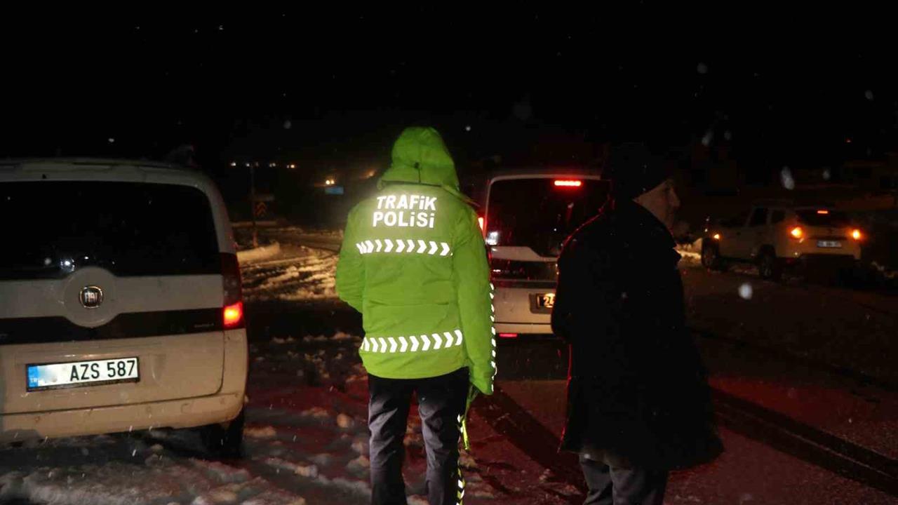 Erzincan'da Kar ve Tipi Nedeniyle Bazı Yollar Ulaşıma Kapandı