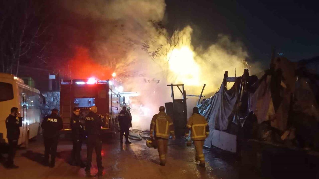 Bursa Osmangazi'de Gece Saatlerinde Çıkan Yangında 1 Kişi Yaralandı