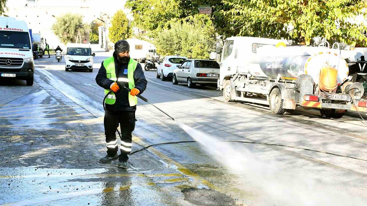 Kuşadası’nda Detaylı Temizlik Çalışması Gerçekleştirildi