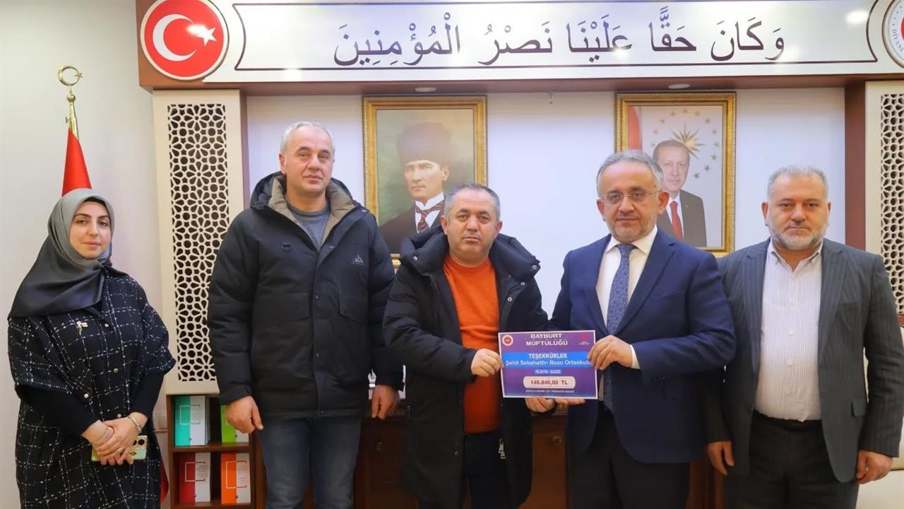 Bayburt Şehit Sebahattin Bozo Ortaokulu, Filistin'e 146 bin lira bağışta bulundu.