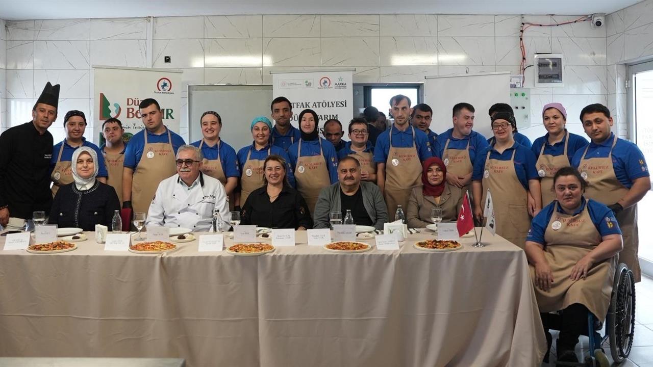 Düzce'de Mutfak Sanatları Akademisi'nin Düzenlediği Yarışmada, Kusursuz Kafe Çalışanları Pizzalarını Hazırladı.