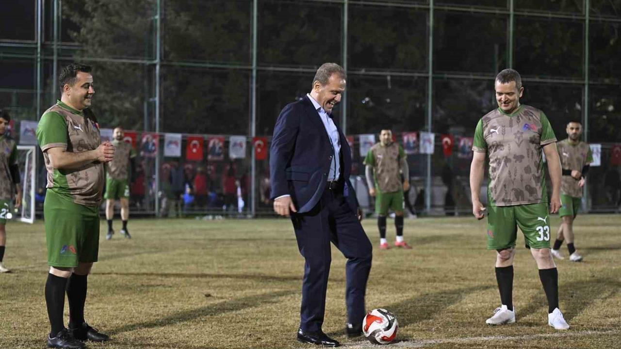 Mersin'de Büyükşehir Belediyesi'nin Düzenlediği Futbol Turnuvası Başladı