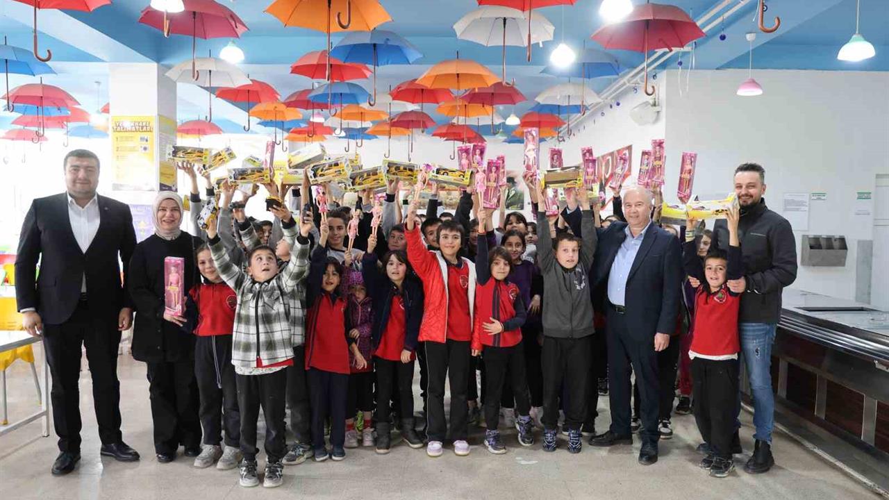 Adana Kozan'da Sağlık Çalışanları Yatılı Okul Öğrencilerine Hediyelerle Destekte Bulundu