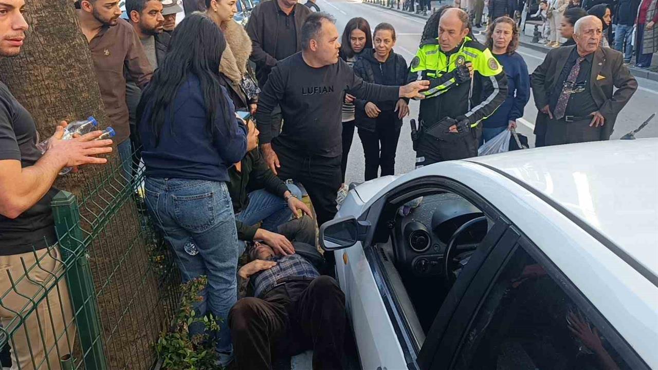 Antalya Manavgat'ta Yaya Geçidinde Otomobilin Çarptığı Yaşlı Adam Hastaneye Kaldırıldı