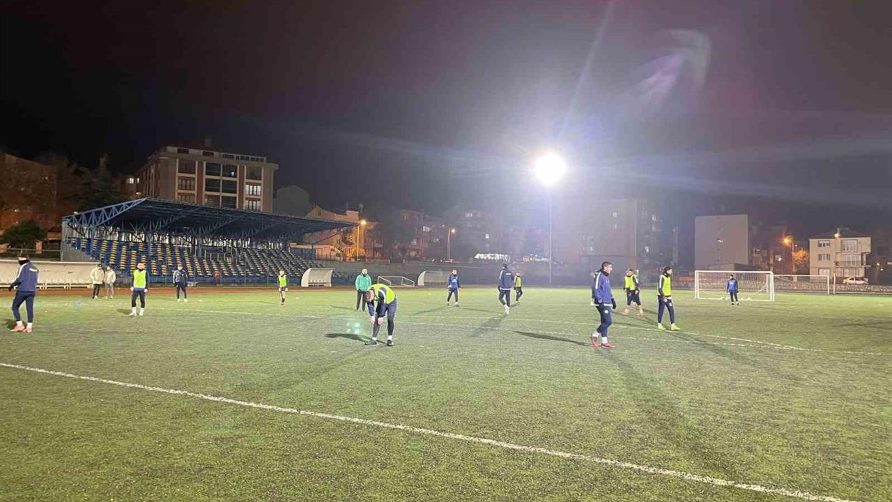 Bilecik Söğütspor, Eşme Belediyespor ile Oynayacağı Maç İçin Hazırlıklarını Sürdürüyor