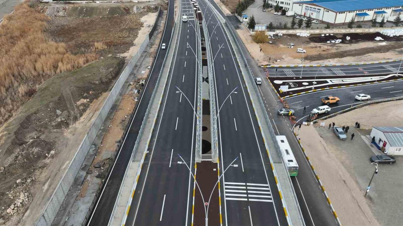 Van'da Çevre Yolunun 28 Kilometrelik İki Kesimi Trafiğe Açılıyor