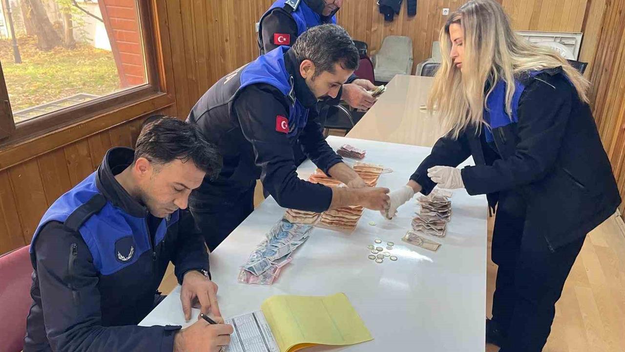 Adıyaman'da Zabıta Ekipleri, Bir Dilencinin Üzerinde 3 Bin 731 TL Buldu