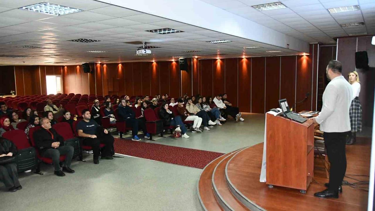 Didim'de Öğrencilere Yurt Dışı ve Kariyer Fırsatları Eğitimi Düzenlendi