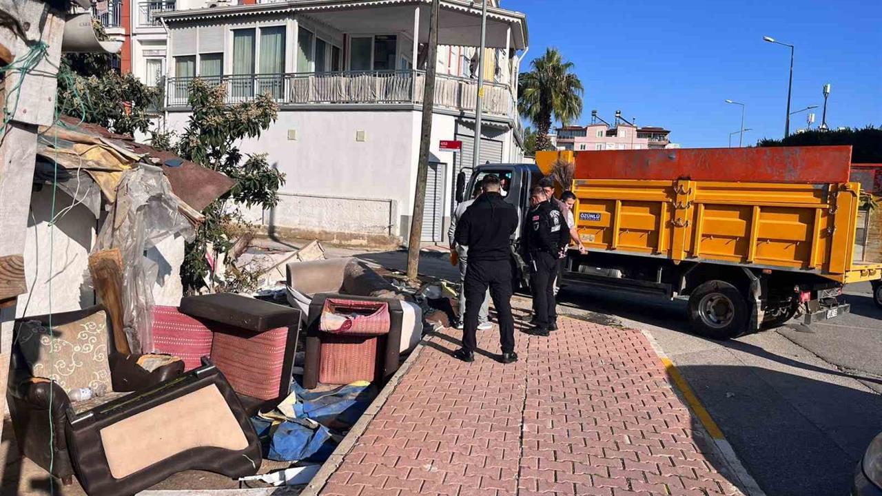 Antalya Kepez'de Bir Müstakil Ev Çevresindeki Atıklar Temizlendi