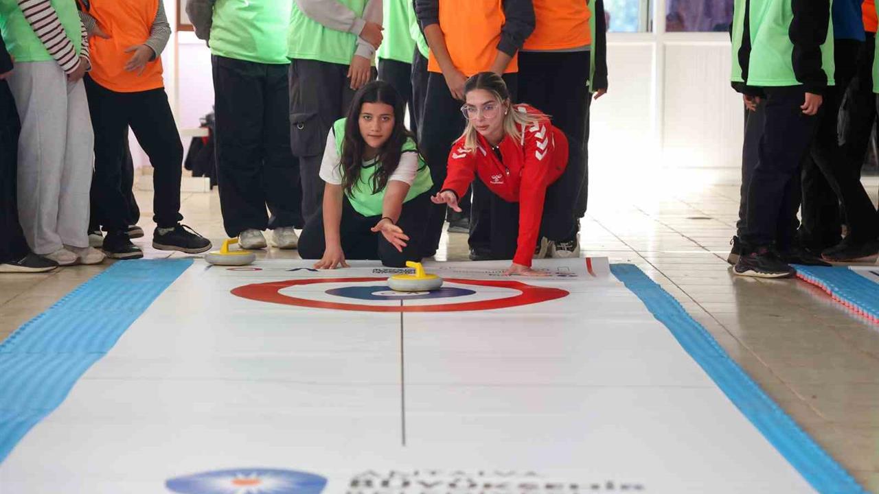 Antalya'da Kız Çocuklarına Floor Curling Eğitimi Verilmeye Başlandı