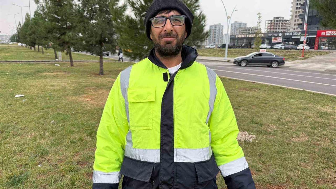 Diyarbakır'da Kadir Aydoğmuş, sokak hayvanları için özveriyle çalışıyor.