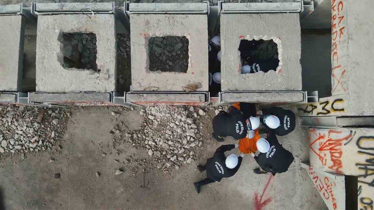 Tekirdağ'da Çevik Kuvvet Personeline Enkazda Arama Kurtarma Eğitimi Gerçekleştirildi