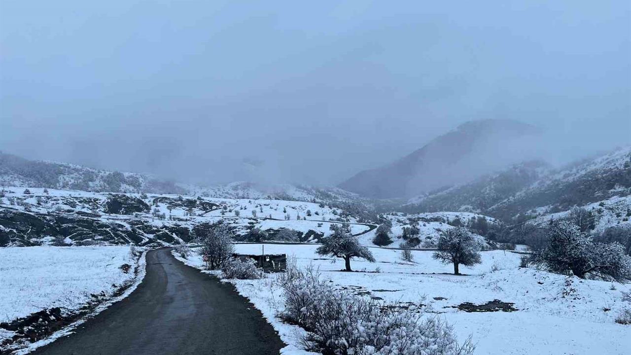 Sivas Koyulhisar'da Yüksek Kesimlere Yağan Kar, Kartpostal Gibi Görüntüler Oluşturdu